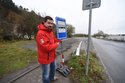 Nové odstavné plochy byly otevřeny dost narychlo. Vypovídá o tom teprve dočasný označník zastávky u betonárky v Troji.