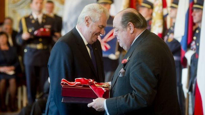 Miloš Zeman a Nicolas Soames při předávaní vyznamenání v roce 2014