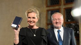 Zpěvačka Helena Vondráčková převzala od českého prezidenta Miloše Zemana (třetí zleva) medaili za zásluhy při slavnostním ceremoniálu udílení státních vyznamenání 28. října ve Vladislavském sále Pražského hradu.