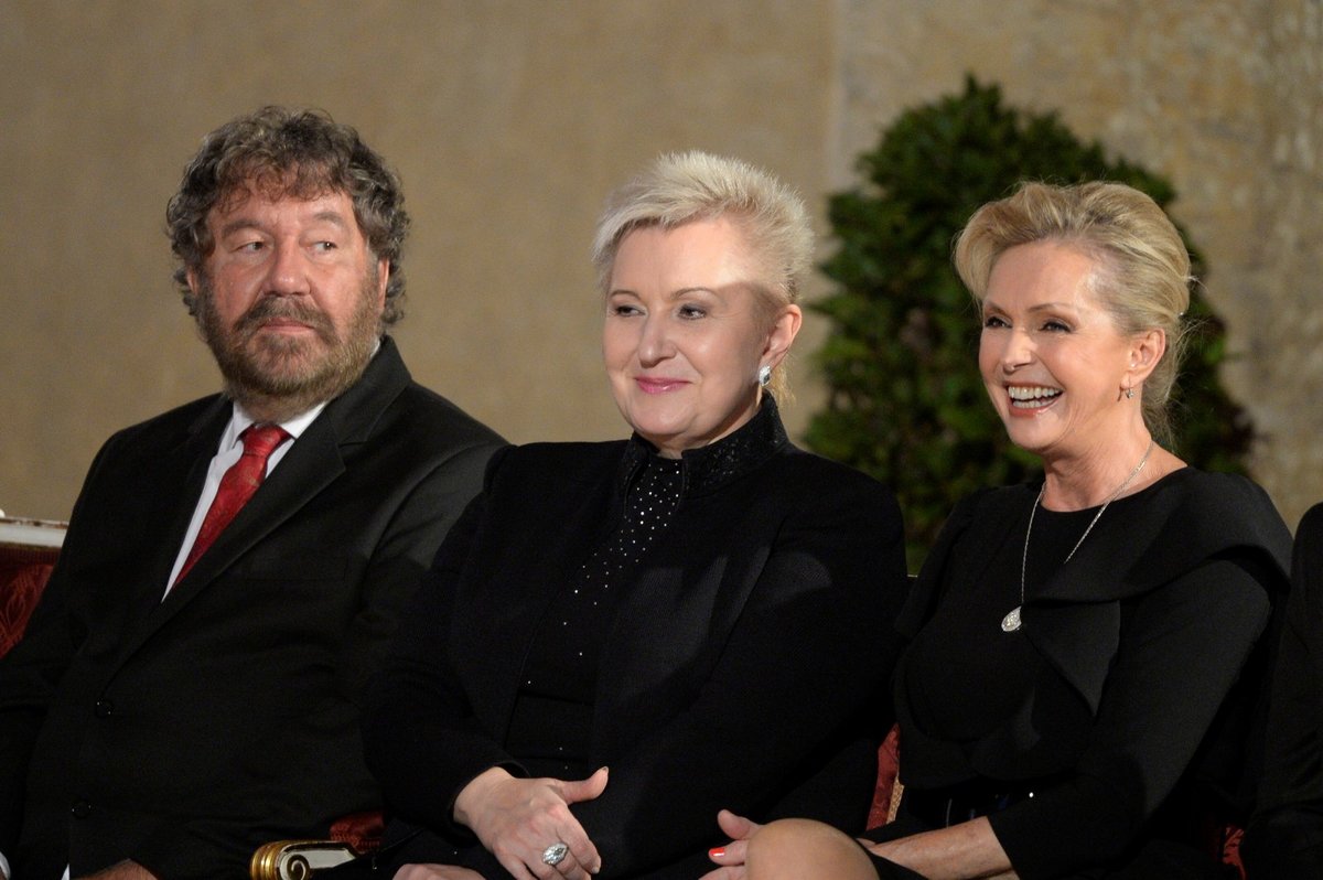 Zleva režisér Zdeněk Troška, operní pěvkyně Eva Urbanová a zpěvačka Helena Vondráčková před začátkem slavnostního ceremoniálu udílení státních vyznamenání 28. října ve Vladislavském sále Pražského hradu.