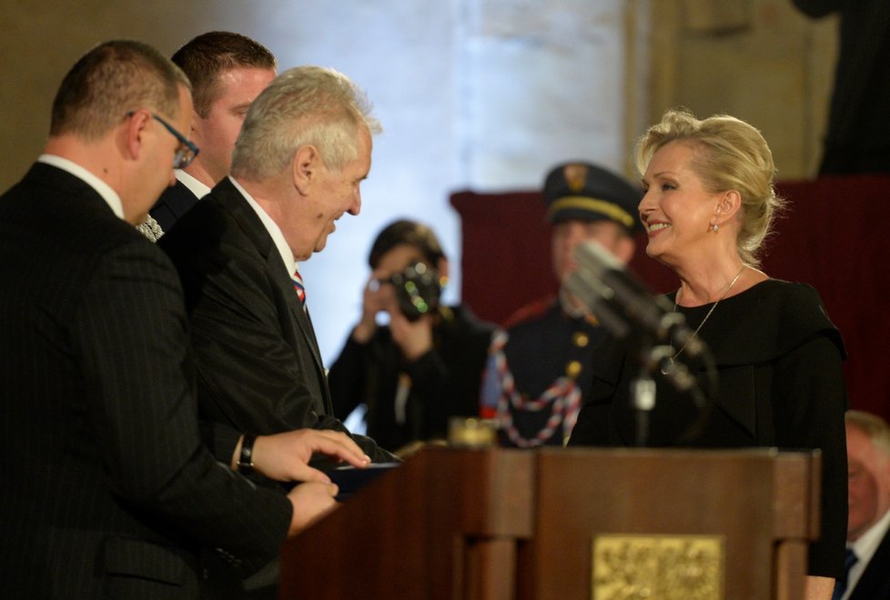 Zpěvačka Helena Vondráčková (vpravo) převzala od českého prezidenta Miloše Zemana (třetí zleva) medaili za zásluhy při slavnostním ceremoniálu udílení státních vyznamenání 28. října ve Vladislavském sále Pražského hradu.