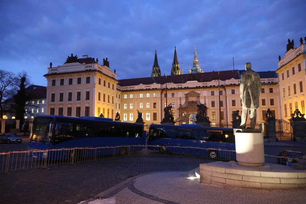 Příjezdy hostů na Pražský hrad.