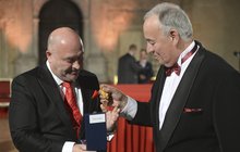 Medaile na zemi a Masaryk z dýně: 10 Perliček z předávání státních vyznamenání