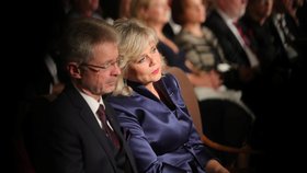 Šaty inspirované Vltavou. Hrad nastínil, co oblékne Eva Pavlová na metály