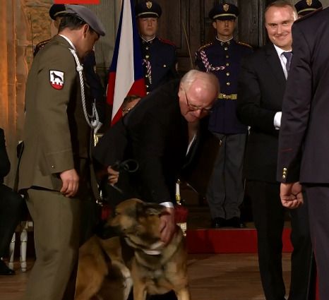 Dojemný ceremoniál předání medaile