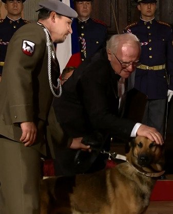 Dojemný ceremoniál předání medaile