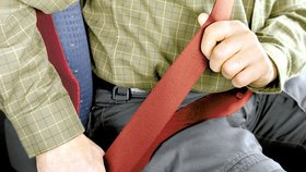 Na dospělého spolujezdce řidič dohlížet nemusí. U dětí by si ale měl na bezpečnostní pásy dát pozor (ilustrační foto).