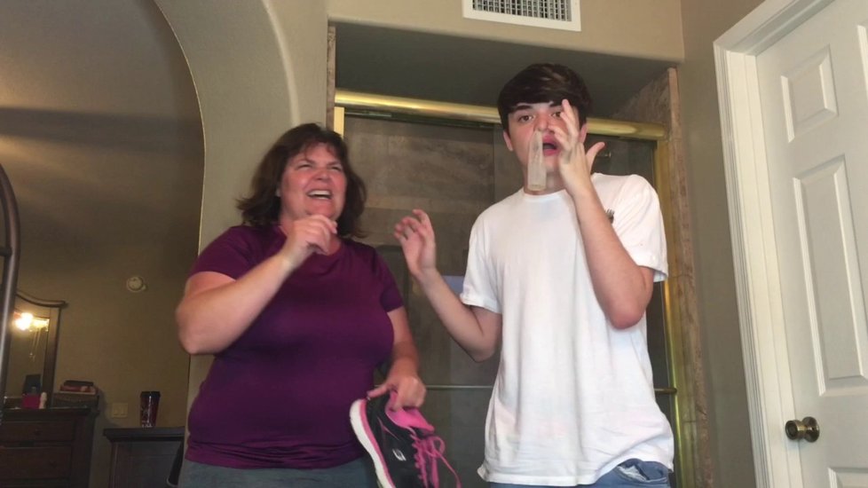 Nejnovější internetová výzva může skončit tragicky: Teenageři vdechují nosem kondomy a vytahují je ústy