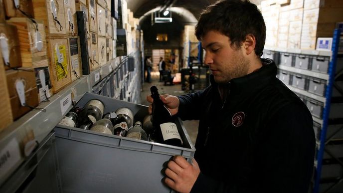 Vzácné láhve vína střeží i sklepy Montquartiers u Paříže