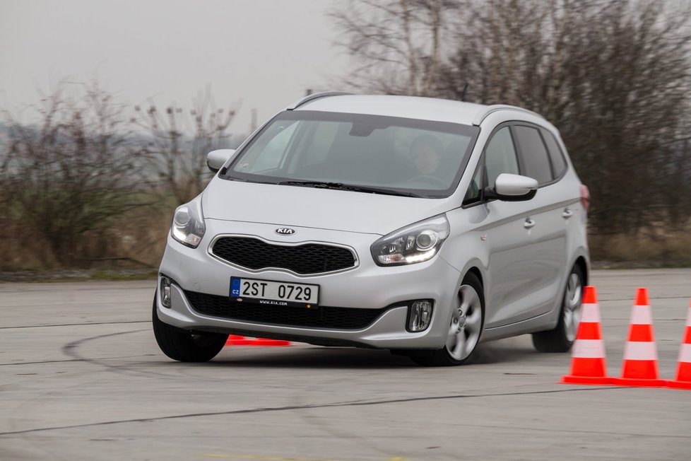 Mezi kuželkami nás carens vlastně docela bavil, stabilizace totiž dovolila i lehké sklouznutí. Komfort je slušný, z minimálního náklonu vám však musí být jasné, že pérování je tužší.