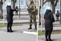 Co k***a děláš v naší zemi? Odvážná ukrajinská babča se postavila ruským vojákům!