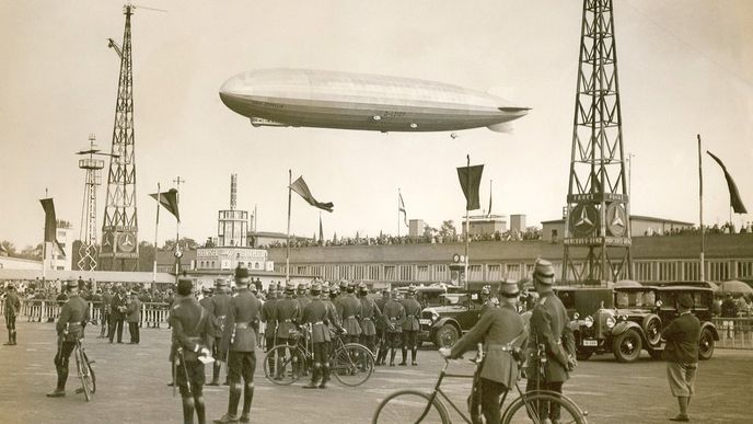 Slavná vzducholoď Zeppelin LZ 129 „Hindenburg“ byla největším létajícím strojem všech dob. Před 80 lety ji však postihla ničivá tragédie, které ukončila i celou éru vzducholodí. Připomeňte si příběh Hindenburgu v komentované galerii dobových fotografií.