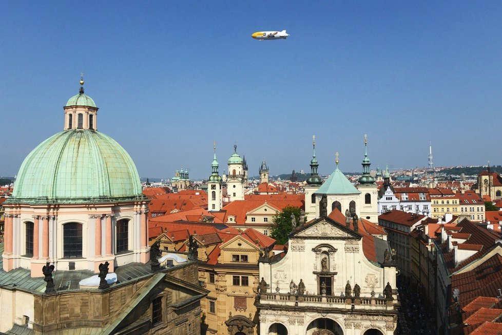Největší komerční vzducholoď světa přistála v Praze