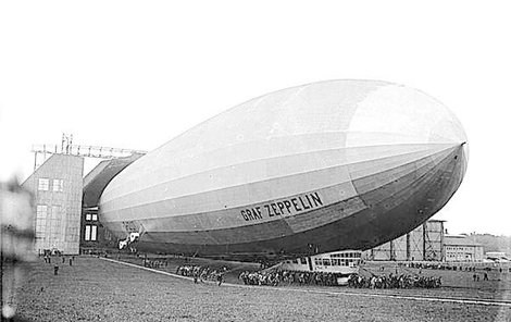 První let Graf Zeppelinu ve Friedrichshafenu.