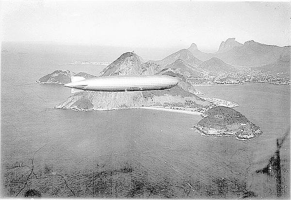 Graf Zeppelin nad Rio de Janeirem v Brazílii v roce 1930.