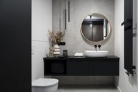 Trendy koupelny v černém: elegance a moderní vzhled