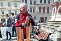 Vzkaz příštím generacím: Do radniční věže ve Znojmě  vložili peníze, noviny i plány opravy