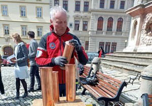 Řemeslník pečlivě uzavírá nové měděné schránky před uložením do radničních bání.