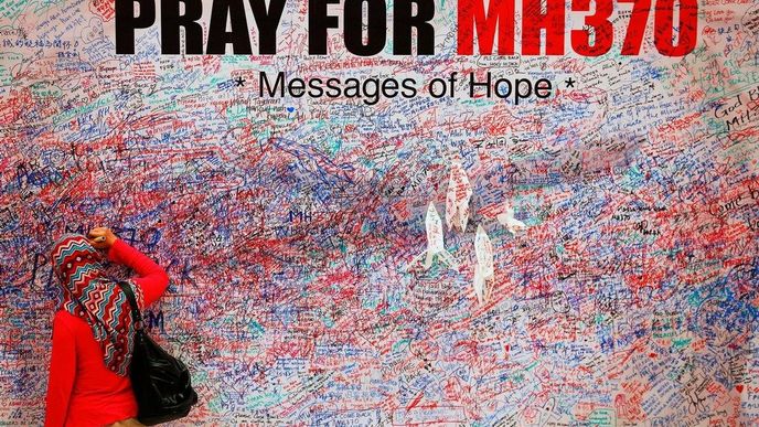 Vzkazy pro cestující zmizelého letu MH370 na zdi v KUala Lumpur