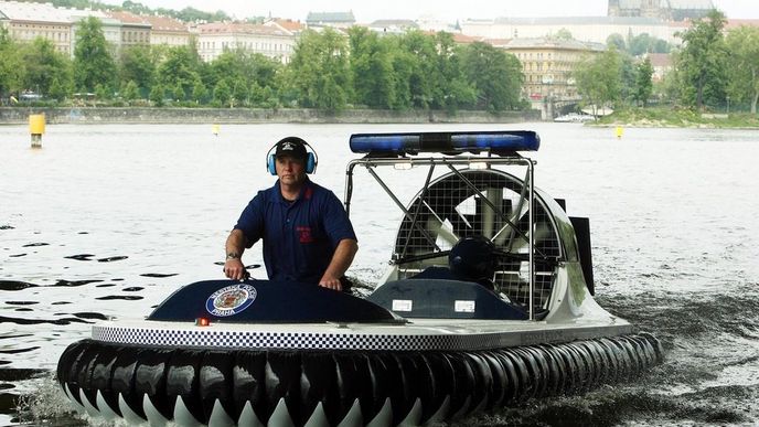 Vznášedlo městské policie v Praze