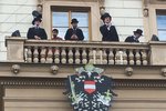 Herci Divadla Husa na provázku ohlašují z balkonu Besedního domu Brňanům vznik Československa.