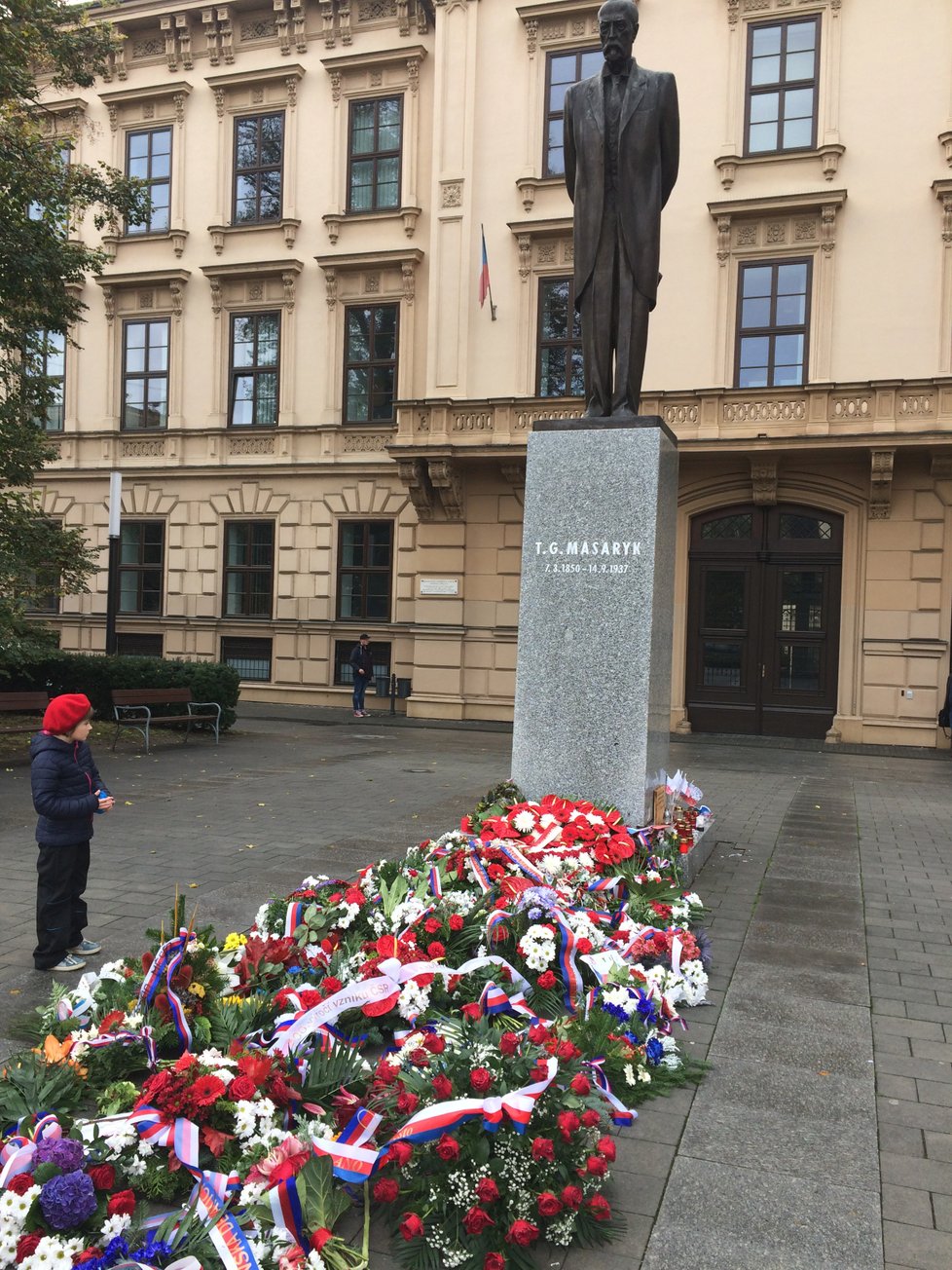 Záplava květin před pomníkem prezidenta T. G. Masaryka naproti Besednímu domu