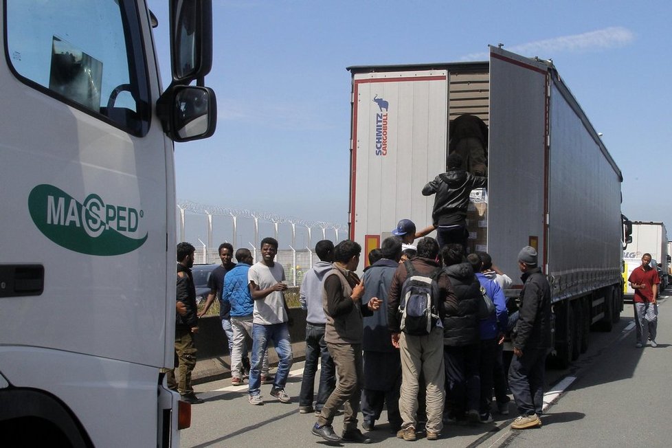 Uprchlíci využívají nejrůznějších cest, často zalézají do náklaďáků nebo připlouvají na lodích.