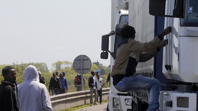 Častých dopravních problémů v Calais využít uprchlíci, kteří se snaží dostat do kamionů směřujících do Británie.