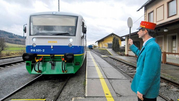 Vzor Desná. Oddělení vlastníka od provozovatele vlaků funguje na trati v údolí říčky Desné, kde Arriva jezdí s obecními motoráky. V tuzemsku je to výjimka. Teď o obdobném modelu uvažuje ministerstvo dopravy