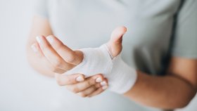 Úraz, nemoc nebo vážná diagnóza? Čechy to stojí statisíce. Trojlístek od PVZP pomůže!