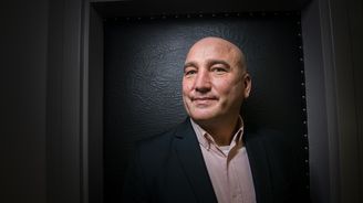 Šéf VZP Zdeněk Kabátek zůstává ve funkci, přednostním očkováním předpisy údajně neporušil Šéf VZP Zdeněk Kabátek zůstává ve funkci, přednostním očkováním předpisy údajně neporušil