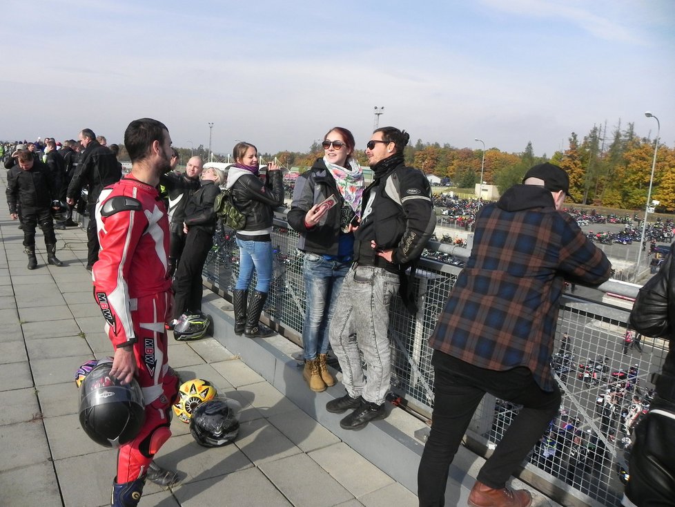 Vzpomínka na italského motocyklového závodníka Marco Simoncelliho v Brně. Na Masarykův okruh přijelo na svých strojích 1564 fanoušků