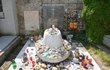 Lidé stále nosí na hrob zpìváka Michala Tuèného kamínky z cest. Za pomníkem z nich vznikla celá zeï, kterou drí pohromadì møí.