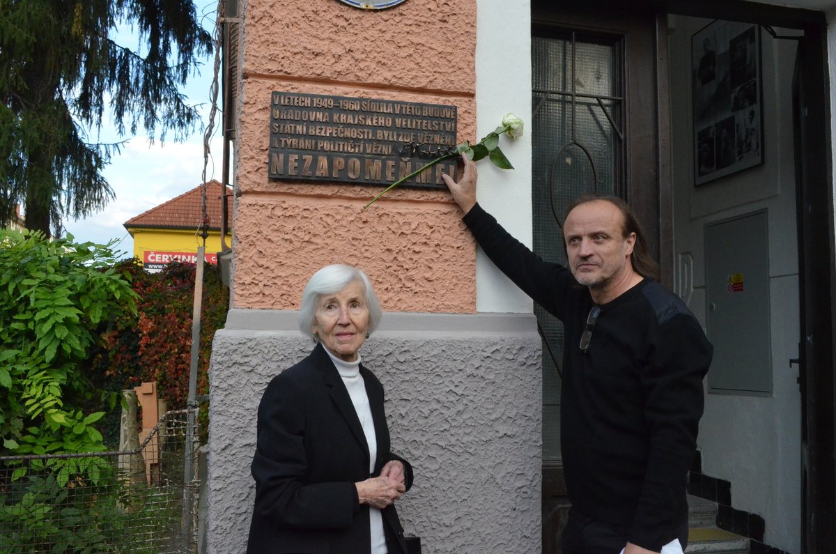 Při vzpomínkové akci se pamětnice setkala se Světlanou Janíčkovou (72), jejíž maminka Aloisie Doležalová byla v Hradišti odsouzena k 25 letům vězení.