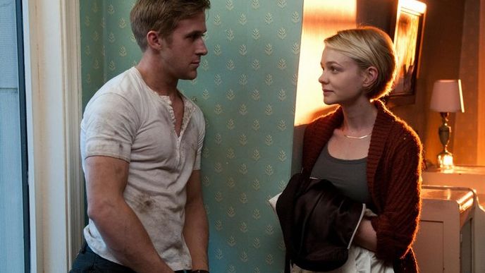 Vztah Řidiče (Ryan Gosling) a Irene (Carey Mulliganová) je předem
odsouzen k neúspěchu