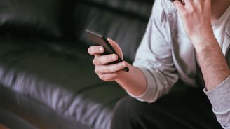 Rozchod přes textovou zprávu je útěk před emocemi a odpovědností, říká Honza Vojtko