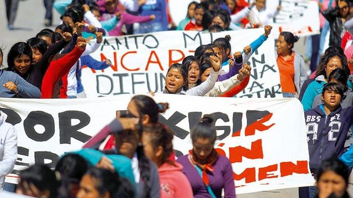 Vztek na ulici. Demonstrace rozlícených Mexičanů se od září rozšířily po celé unii. Ta na snímku je z Chilpancinga, hlavního města státu Guerrero
