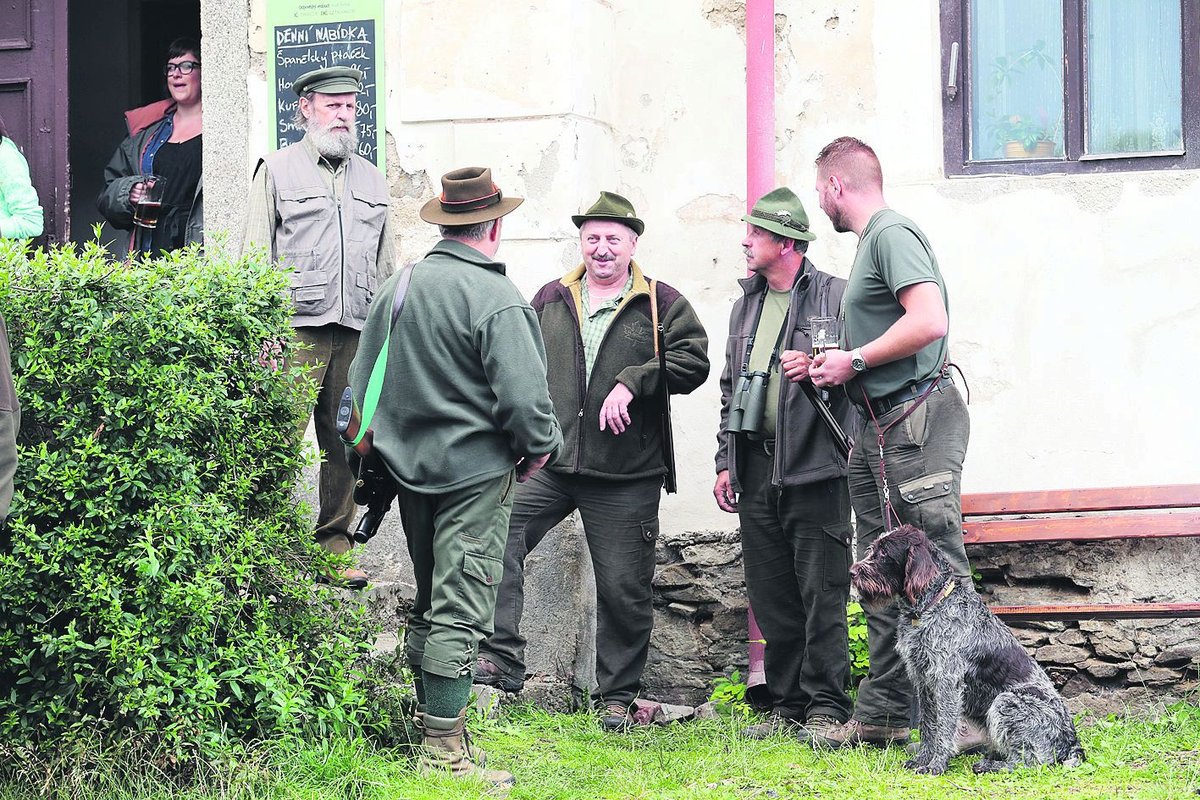 Kromě obyvatel vesnice si zahráli sami sebe i členové zdejších mysliveckých spolků. Nastoupili s flintami a v zelených mundúrech. „Filmaři z nás akorát udělali trochu opilce, chtěli se přiblížit městské představě o myslivcích. Něco jako ve Slavnostech sněženek. My jim to ale nebereme,“ mávne rukou paní Maruška. „Jo, dali nám pivo, ale když máte v ruce zbraň, rozhodně nepijete alkohol. To až večer, když už jsou flinty doma. Beztak nám do půllitrů lili birell a před záběry ho vždycky napěnili,“ popsal jeden z myslivců, pan Šanca.