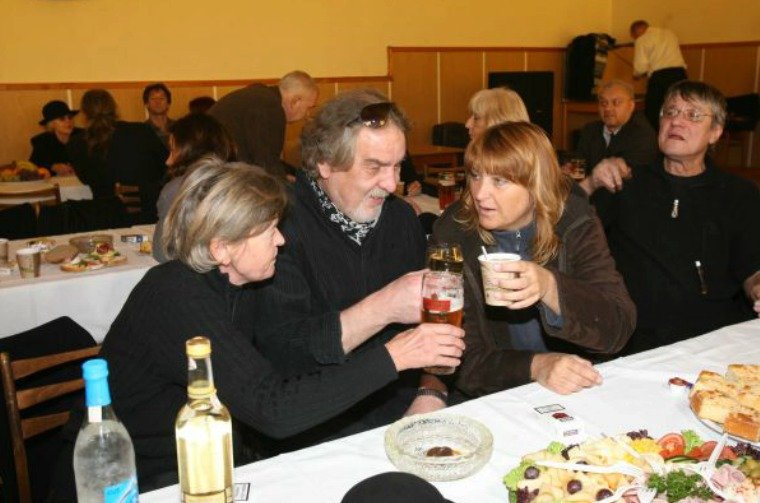 (Zleva) Radka Haničincová, vdova po Petru Haničincovi, Wabi Daněk, manžela Wabiho Eva a Jan Vyčítal