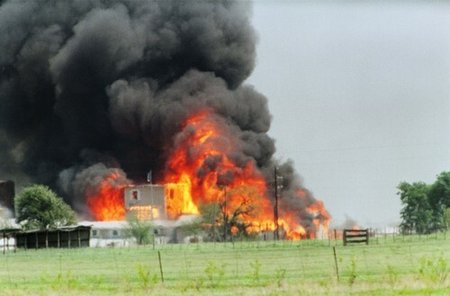 V apokalyptické inferno vyvrcholilo jedenapadesátidenní drama u texaského města Waco, kde kultovní vůdce David Koresh s více než 80 svými stoupenci spáchal hromadnou sebevraždu.