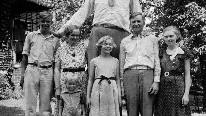 7. Rodinná fotka Roberta Wadlowa z roku 1935. Wadlow byl jediný člen rodiny s abnormální výškou.