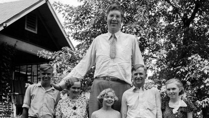 7. Rodinná fotka Roberta Wadlowa z roku 1935. Wadlow byl jediný člen rodiny s abnormální výškou. 7. Rodinná fotka Roberta Wadlowa z roku 1935. Wadlow byl jediný člen rodiny s abnormální výškou.