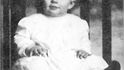 1. Robert Pershing Wadlow se narodil 22. února , 1918. Jeho porodní váha byla celkem normální - 3.8 kg.  Ihned po narození však začal Wadlow velice rychle růst. Na této fotce je Robertovi 6 měsíců a váží 13.6kg, což je skoro dvojnásobek průměrné váhy v tomto věku.