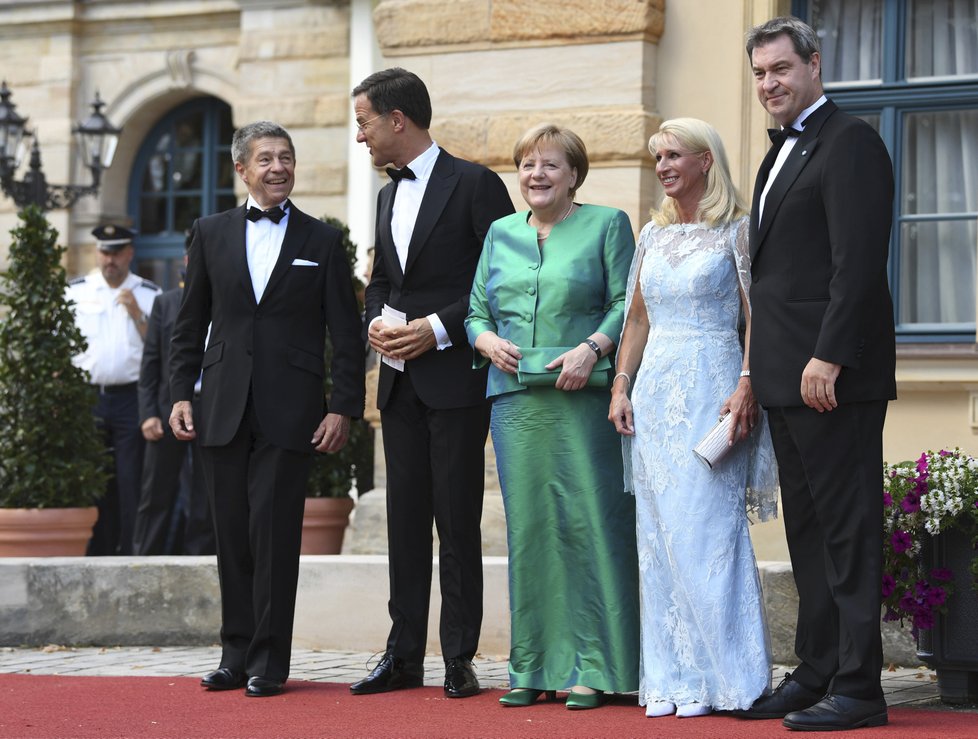 Německá kancléřka Angela Merkelová s manželem Joachimem Sauerem, bavorským premiérem Markusem Söderem s manželkou Karin a nizozemským premiérem Markem Ruttem na zahájení Wagnerových slavností v německém Bayreuthu