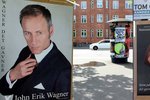 Dánský kandidát na premiéra John Erik Wagner (51) se na předvolební plakáty nechal vyfotit úplně nahý, jen s pistolí a kovbojským kloboukem.