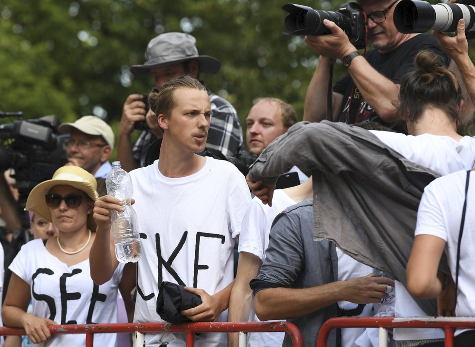 Lidé protestují proti bavorskému přístupu k migraci na zahájení Wagnerových slavností v německém Bayreuthu.