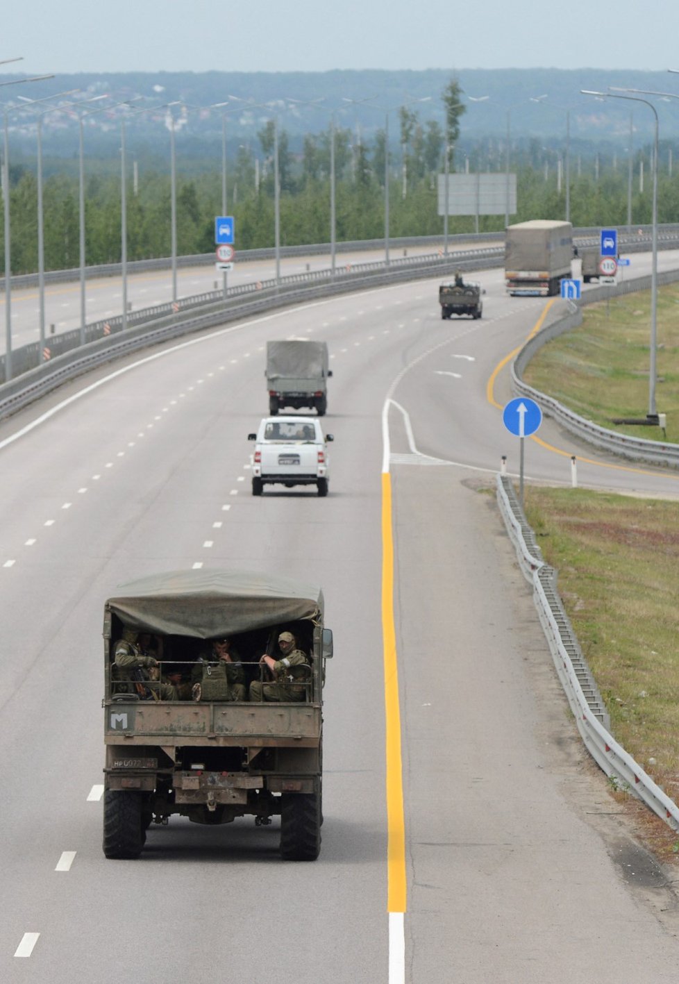 Wagnerovci míjí ukazatel na město Voroněž (24. 6. 2023)