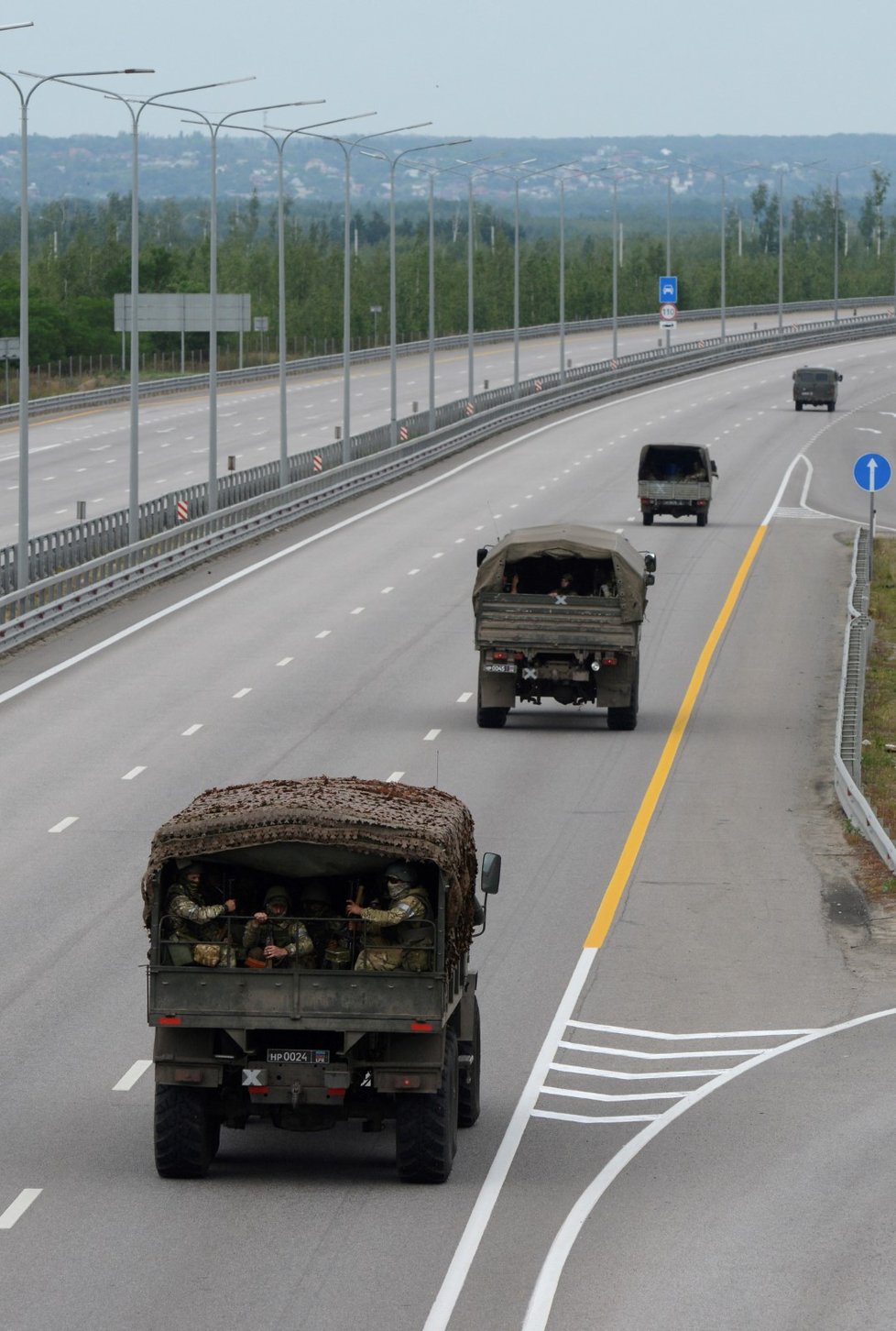 Wagnerovci míjí ukazatel na město Voroněž (24. 6. 2023)