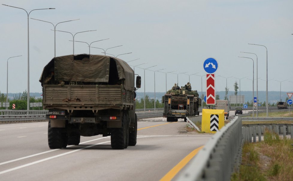 Wagnerovci míjí ukazatel na město Voroněž (24. 6. 2023)