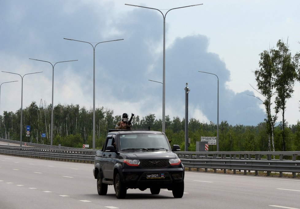 Wagnerovci míjí ukazatel na město Voroněž (24. 6. 2023)